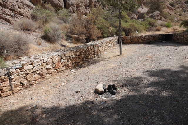 Basura, hogueras, botellones, vandalismo, dejadez y personas excluidas malviviendo en sus rincones conforman el paisaje habitual de los parques y jardines de los barrios de Lorca - 2, Foto 2