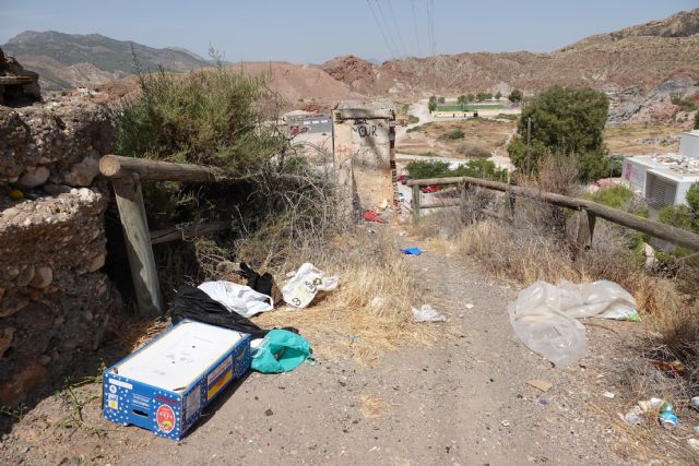 Basura, hogueras, botellones, vandalismo, dejadez y personas excluidas malviviendo en sus rincones conforman el paisaje habitual de los parques y jardines de los barrios de Lorca - 3, Foto 3