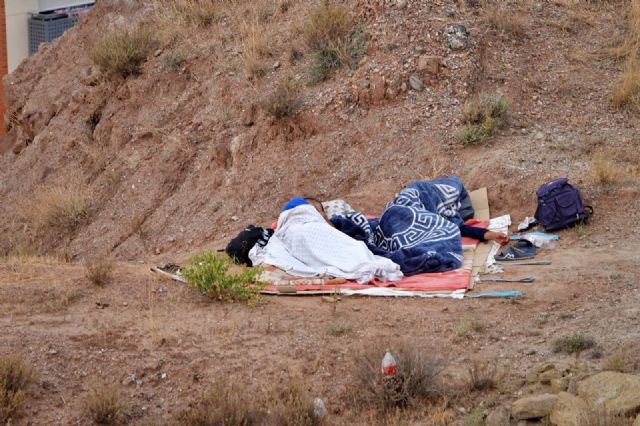 Basura, hogueras, botellones, vandalismo, dejadez y personas excluidas malviviendo en sus rincones conforman el paisaje habitual de los parques y jardines de los barrios de Lorca - 4, Foto 4