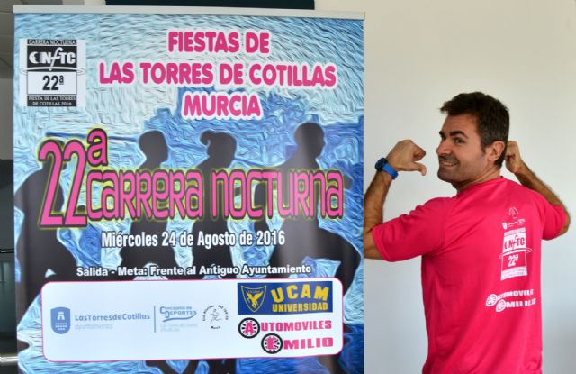 Los corredores de la XXII Carrera Nocturna Fiestas de Las Torres, con la camiseta de los deportistas de la UCAM - 2, Foto 2