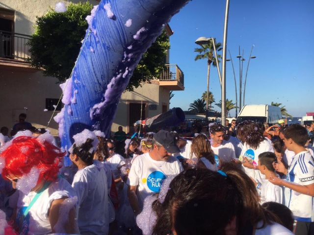Un millar de personas participaron en la Spume Run, la primera carrera de espuma de colores de España, celebrado en Santiago de la Ribera - 2, Foto 2
