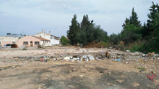 Ahora Murcia solicita al gobierno municipal que se retiren las basuras y escombros de los terrenos donde se ubicaba el asentamiento chabolista de Patiño - 2, Foto 2