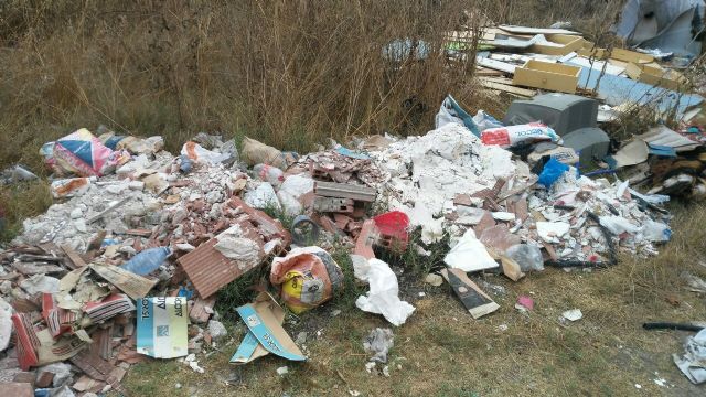 Ahora Murcia solicita al gobierno municipal que se retiren las basuras y escombros de los terrenos donde se ubicaba el asentamiento chabolista de Patiño - 3, Foto 3
