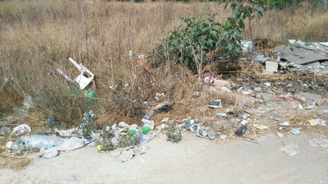 Ahora Murcia solicita al gobierno municipal que se retiren las basuras y escombros de los terrenos donde se ubicaba el asentamiento chabolista de Patiño - 4, Foto 4