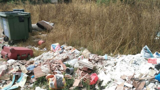 Ahora Murcia solicita al gobierno municipal que se retiren las basuras y escombros de los terrenos donde se ubicaba el asentamiento chabolista de Patiño - 5, Foto 5