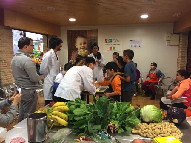 Más de 3.000 alumnos aprenden a comprar, cocinar y comer en el taller del Aula de la Salud, los Sentidos y la Sostenibilidad de la Plaza de Abastos de Verónicas - 1, Foto 1