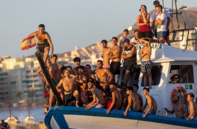 La cucaña y la regata de botes a remo vuelven al puerto de Águilas - 1, Foto 1