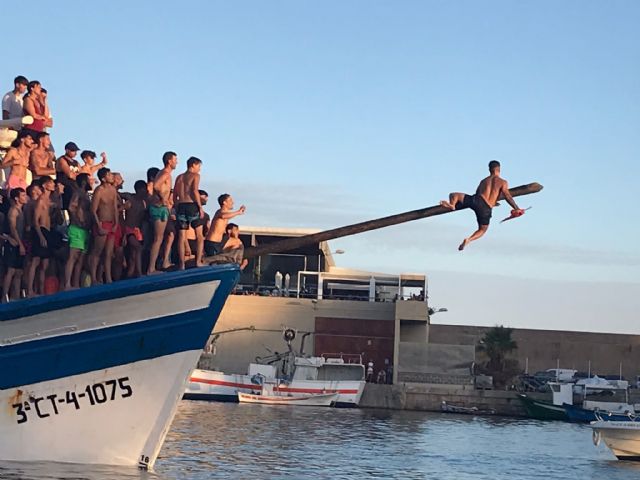 La cucaña y la regata de botes a remo vuelven al puerto de Águilas - 2, Foto 2