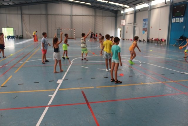Unos 250 niños vienen participando este verano en la Escuela de Verano Polideportiva en el Polideportivo Municipal, Foto 5
