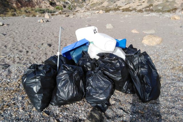 El Ayuntamiento de Cartagena limpia Cala Salitrona en Cabo Tiñoso - 1, Foto 1
