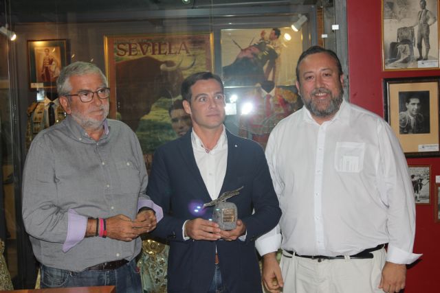El ciezano Antonio Cama recibe el “premio al mejor par de banderillas 2015” - 1, Foto 1