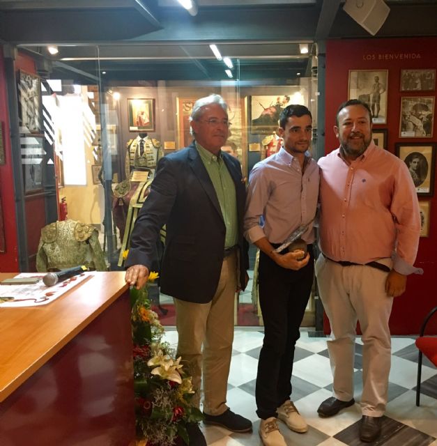 El ciezano Antonio Cama recibe el “premio al mejor par de banderillas 2015” - 3, Foto 3