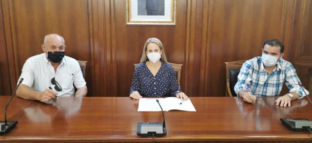 La alcaldesa firma un contrato con Estructuras Cehegín S.L  de 112.530 euros para continuar con la adecuación de la antigua Plaza de Abastos - 1, Foto 1