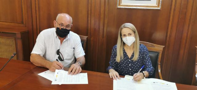 La alcaldesa firma un contrato con Estructuras Cehegín S.L  de 112.530 euros para continuar con la adecuación de la antigua Plaza de Abastos - 2, Foto 2