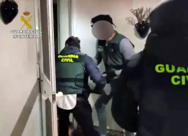 La Guardia Civil detiene a un joven ciberestafador acusado de más de 70 delitos, Foto 2