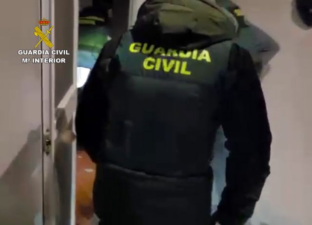 La Guardia Civil detiene a un joven ciberestafador acusado de más de 70 delitos, Foto 3