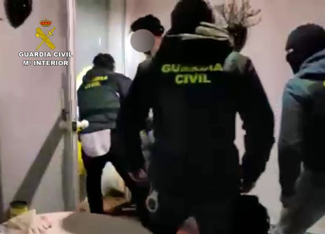 La Guardia Civil detiene a un joven ciberestafador acusado de más de 70 delitos, Foto 7