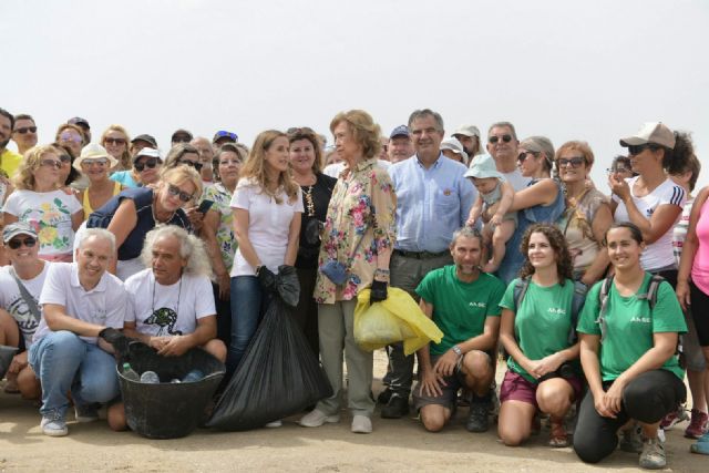 El Gobierno regional acompaña a S. M. la Reina Doña Sofía en la campaña de limpieza de entornos marinos LIBERA en San Javier - 2, Foto 2