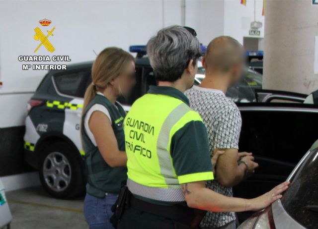La Guardia Civil detiene a un conductor por circular en sentido contrario en autovía y denunciar el robo del turismo - 2, Foto 2
