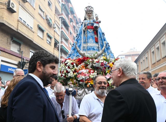 López Miras acompaña a la Virgen de la Fuensanta en la romería de regreso a su santuario - 3, Foto 3
