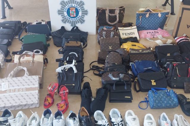 Policía Local de Cartagena instruye diligencias por un delito de falsedad de moneda y contra la salud pública, decomisa 450 artículos de dudosa procedencia y recupera un vehículo sustraído - 1, Foto 1