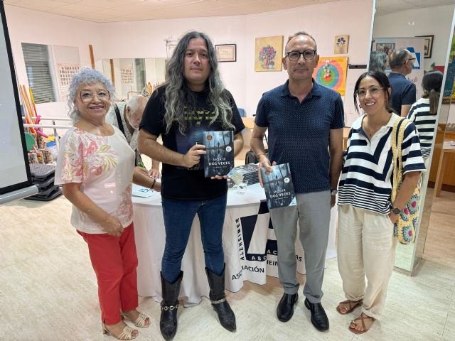 La sede de la Asociación Alzheimer Águilas acoge la presentación de la novela Morir dos veces - 1, Foto 1