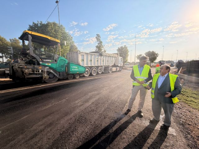Infraestructuras mejora los caminos de servicio de la RM-11 en Lorca que conectan viviendas, explotaciones agr�colas y el Parque Almenara, Foto 2