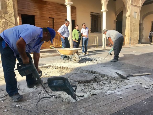 Los beneficiaros del programa de empleo juvenil Entrebarrios realizarán actuaciones de mejora, renovación y reposición de pavimento en la Plaza de España - 1, Foto 1