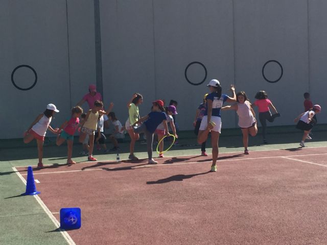 Más de una venintena de niños apostaron por el tenis durante el puente del Pilar con la escuela de tenis Kuore, Foto 2
