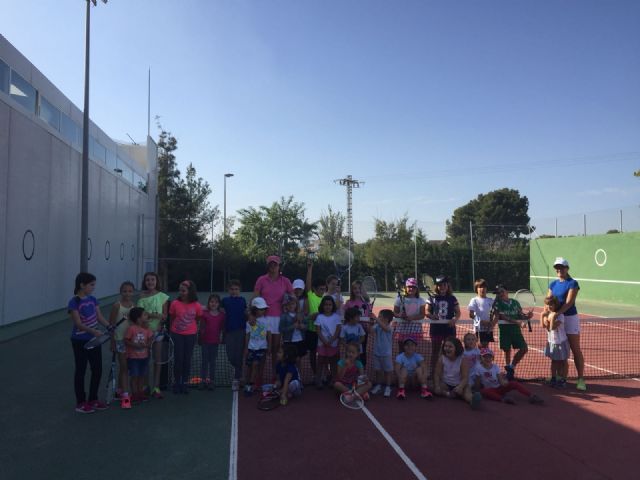Más de una venintena de niños apostaron por el tenis durante el puente del Pilar con la escuela de tenis Kuore, Foto 3
