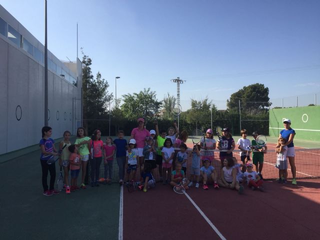 Más de una venintena de niños apostaron por el tenis durante el puente del Pilar con la escuela de tenis Kuore, Foto 4