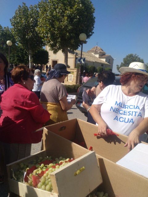 The Rural Women of Raiguero distributed tracts in Marchena for equality in the rural world and the challenges 2017/2018, Foto 2