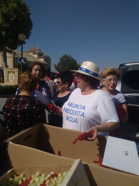 The Rural Women of Raiguero distributed tracts in Marchena for equality in the rural world and the challenges 2017/2018, Foto 3