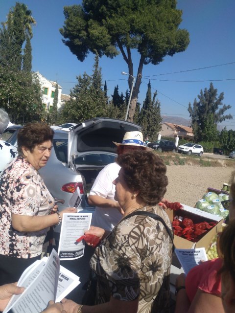 The Rural Women of Raiguero distributed tracts in Marchena for equality in the rural world and the challenges 2017/2018, Foto 5