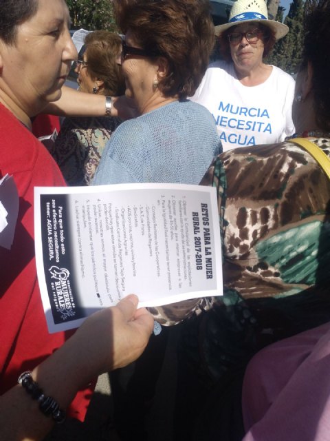 Las Mujeres Rurales del Raiguero repartieron folletos en Marchena por la igualdad en el mundo rural y los retos 2017/2018, Foto 6