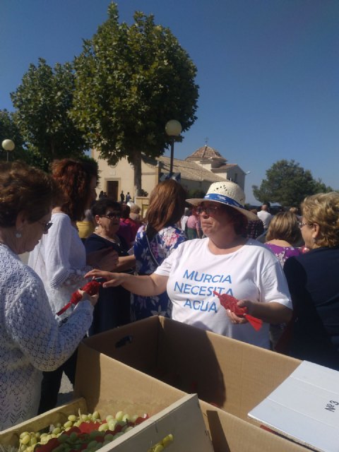 Las Mujeres Rurales del Raiguero repartieron folletos en Marchena por la igualdad en el mundo rural y los retos 2017/2018, Foto 7