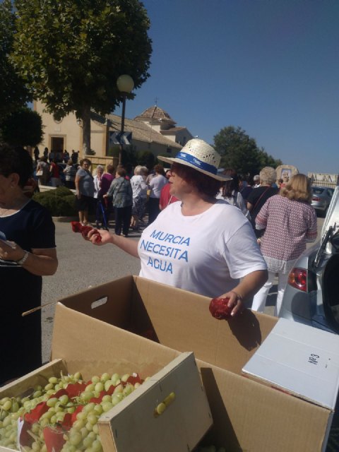 Las Mujeres Rurales del Raiguero repartieron folletos en Marchena por la igualdad en el mundo rural y los retos 2017/2018, Foto 8