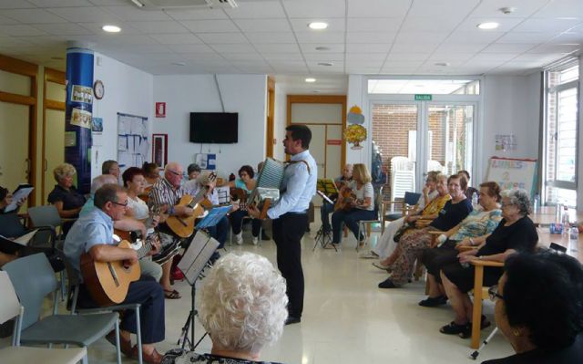 El Coro y Rondalla del Hogar de las Personas Mayores visita a los usuarios del Servicio de Estancias Diurnas - 1, Foto 1