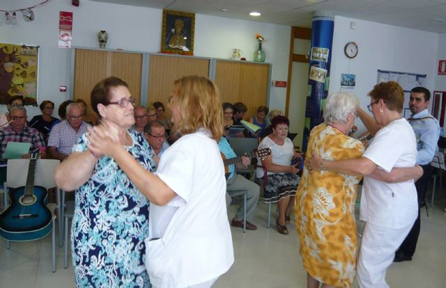 El Coro y Rondalla del Hogar de las Personas Mayores visita a los usuarios del Servicio de Estancias Diurnas - 2, Foto 2