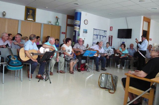 El Coro y Rondalla del Hogar de las Personas Mayores visita a los usuarios del Servicio de Estancias Diurnas - 3, Foto 3