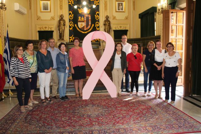 Colocado en el balcón del Ayuntamiento el lazo rosa contra el cáncer de mama - 1, Foto 1