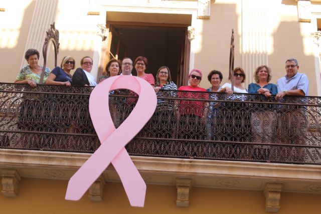Colocado en el balcón del Ayuntamiento el lazo rosa contra el cáncer de mama - 2, Foto 2