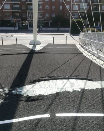 Ahora Murcia alerta de que el pésimo estado de la  moqueta de la pasarela de vistabella va cada día a peor y está provocando caídas mientras el pp se piensa qué solución tomar - 1, Foto 1