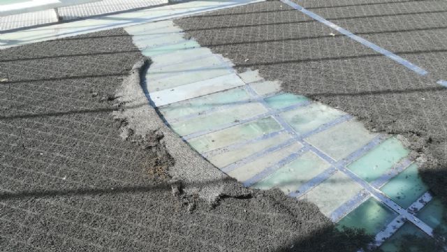 Ahora Murcia alerta de que el pésimo estado de la  moqueta de la pasarela de vistabella va cada día a peor y está provocando caídas mientras el pp se piensa qué solución tomar - 2, Foto 2