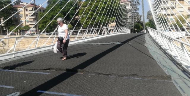 Ahora Murcia alerta de que el pésimo estado de la  moqueta de la pasarela de vistabella va cada día a peor y está provocando caídas mientras el pp se piensa qué solución tomar - 3, Foto 3