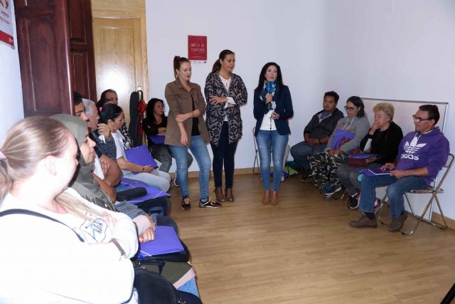 El Ayuntamiento de Caravaca colabora con los cursos formativos de inclusión social Cáritas para mejorar la empleabilidad - 2, Foto 2