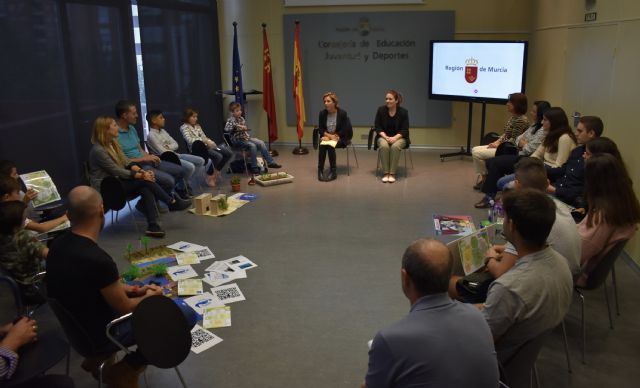La consejera de Educación recibe a los 12 alumnos que participarán en la IV Conferencia Estatal de Jóvenes Cuidemos el Planeta - 2, Foto 2