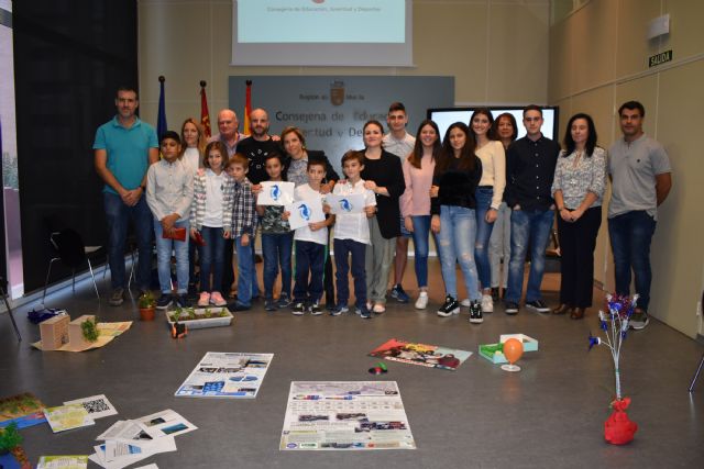 La consejera de Educación recibe a los 12 alumnos que participarán en la IV Conferencia Estatal de Jóvenes Cuidemos el Planeta - 3, Foto 3