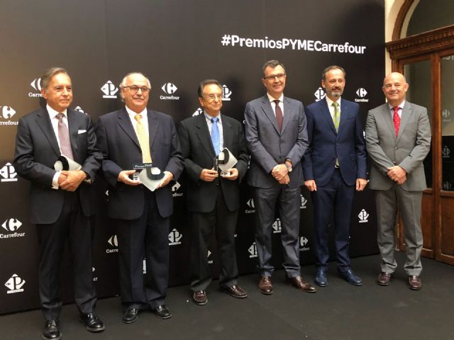 El presidente de ELPOZO ALIMENTACIÓN, Tomás Fuertes, recoge el Premio Carrefour en la categoría ‘Mención especial’. , Foto 1