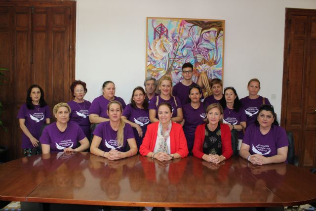 La alcaldesa y la edil de Sanidad mantienen una reunión de trabajo con la asociación Fibromialgia Águilas - 1, Foto 1